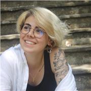 Insegnante madrelingua spagnola aiuta con compiti e conversazione